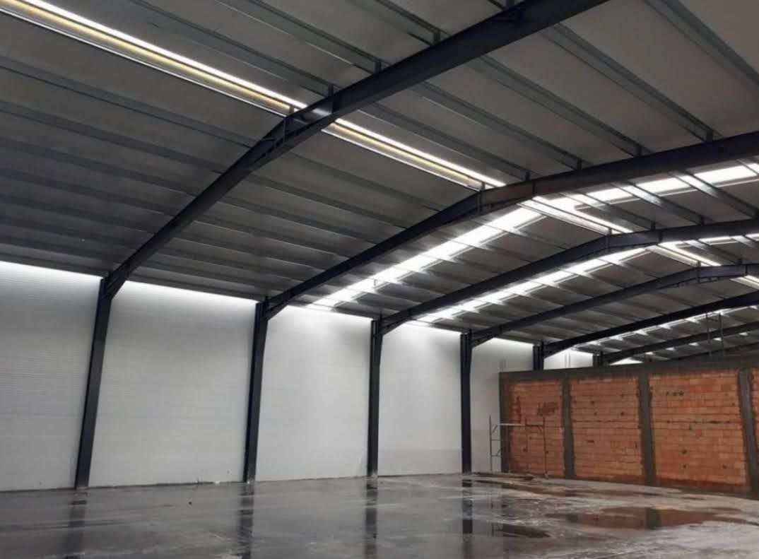 Vand hala metalica 8x25,structura,panouri sandwich și alte dimensiuni