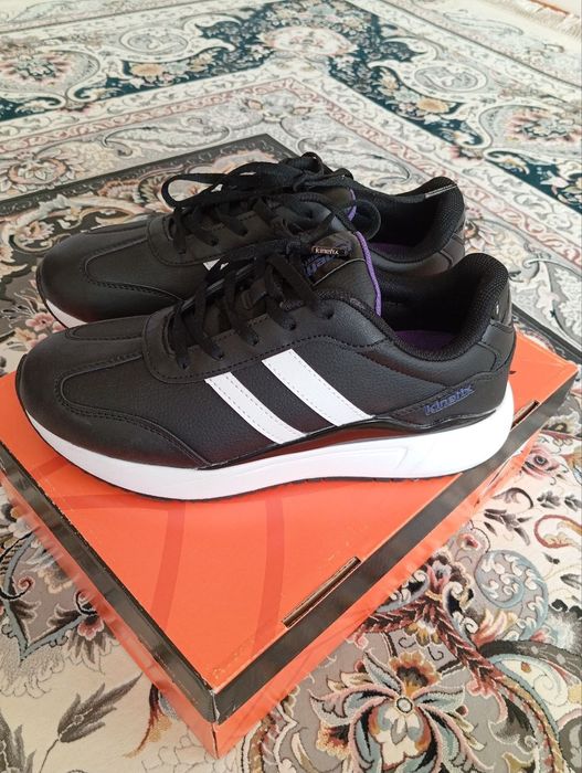 Кроссовки для девочек и женщин