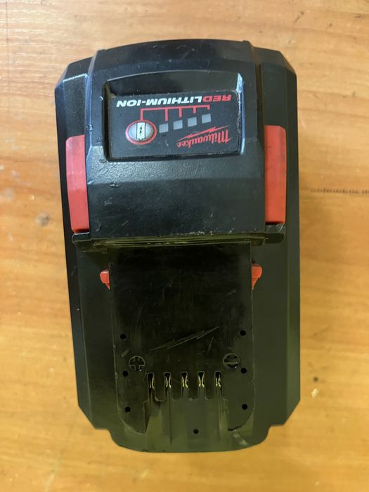 LED прожектор със стойка MILWAUKEE M18 ONERSAL
