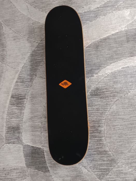 Skateboard Nou / Aproape Nou - Design Vibrant, Roți Portocalii