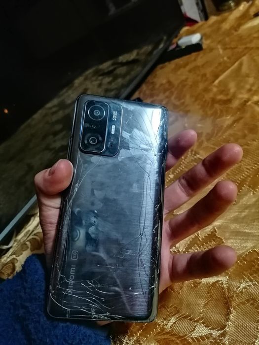 Vând sau schimb Xiaomi 11 pro cu 8+4 GB RAM și 128 GB memorie