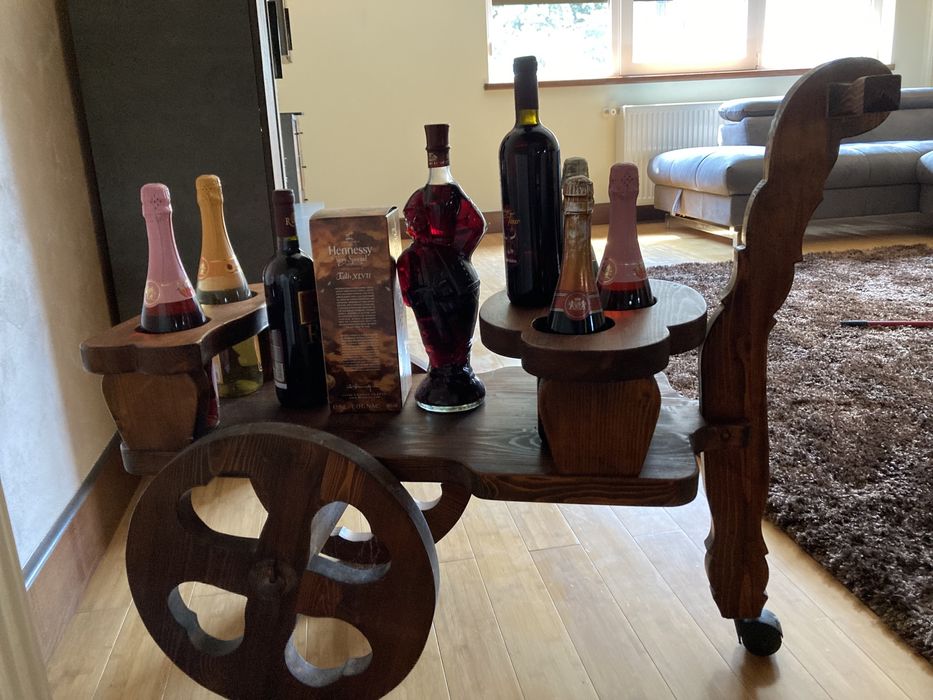 Vand suport /masuta bauturi lemn masiv,pe roti,portabil ,lucrat manual