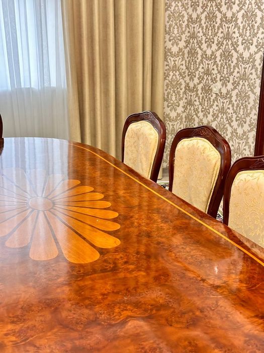 Стол ва ёнгокдан ясалган стуллар