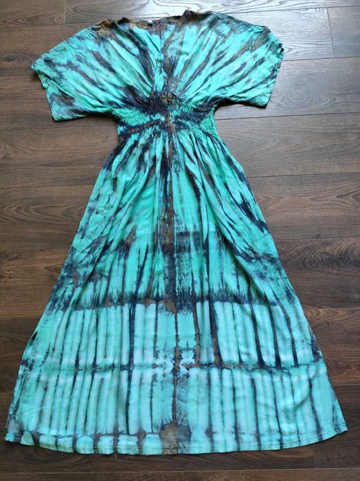 Дълга зелена дамска рокля с прилеп ръкав