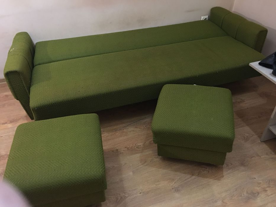 Разтегателен диван заедно с две табуретки