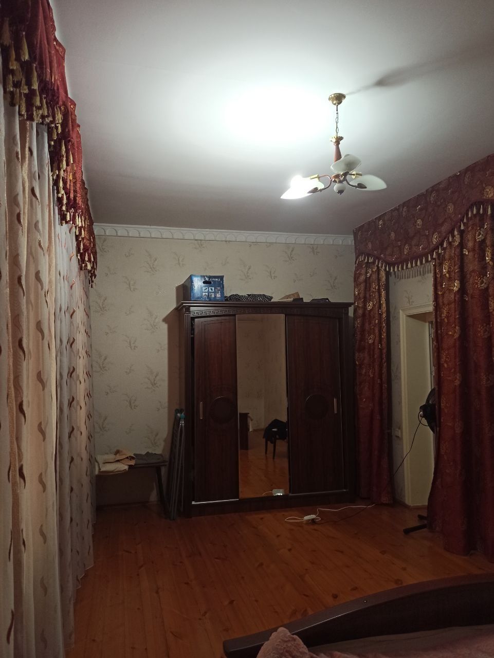 Продается дом из 8 комнат.состоянее среднее.участок 7,5 соток . Дурмен
