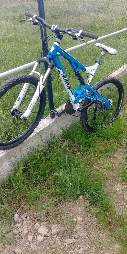 Bicicleta GIANT Full suspens