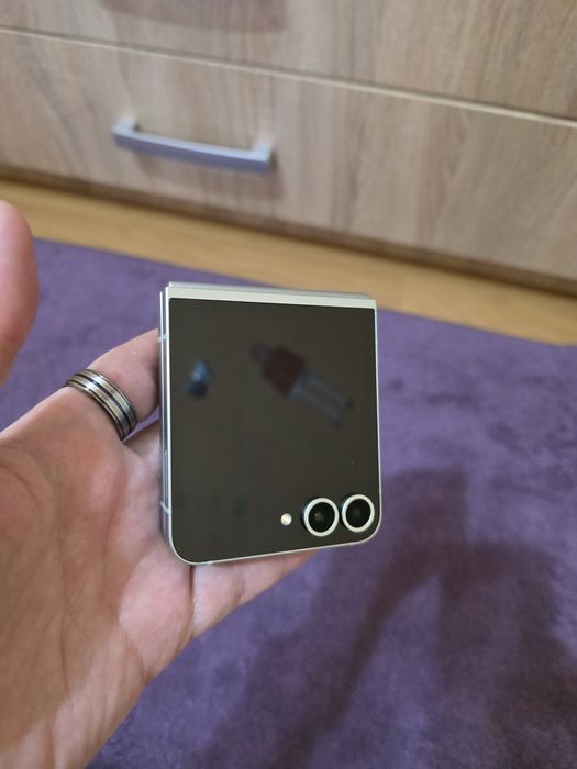 Samsung galaxy Z flip 6. 256gb, 45cicluri de încărcare.