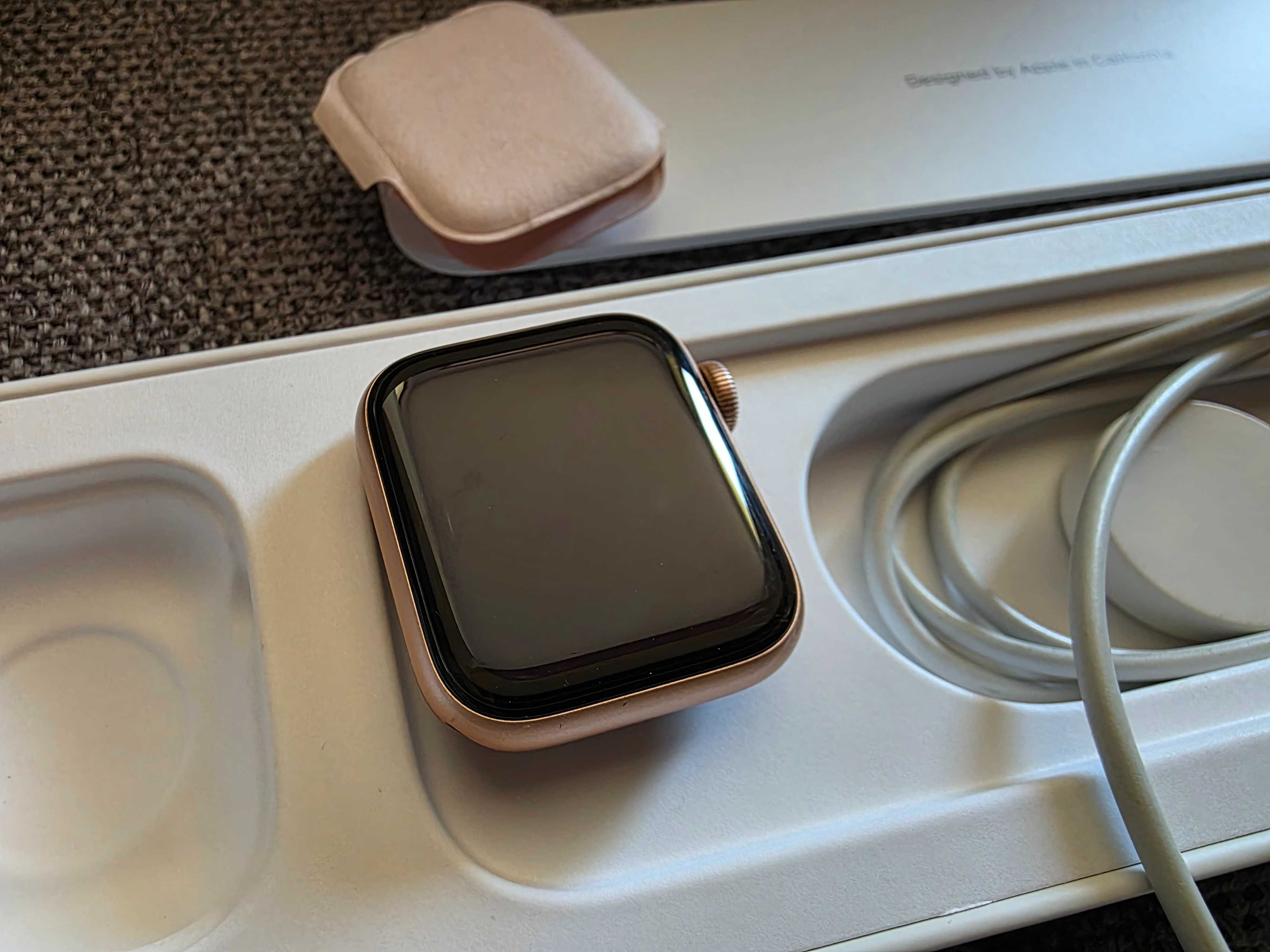 Apple Watch Series 6 40mm gold aluminium + зарядно