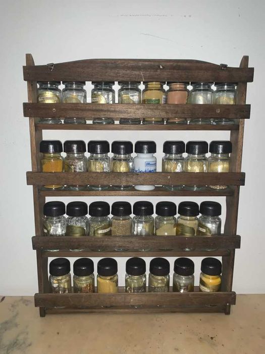 Raft din lemn cu 31 de sticlute de condimente