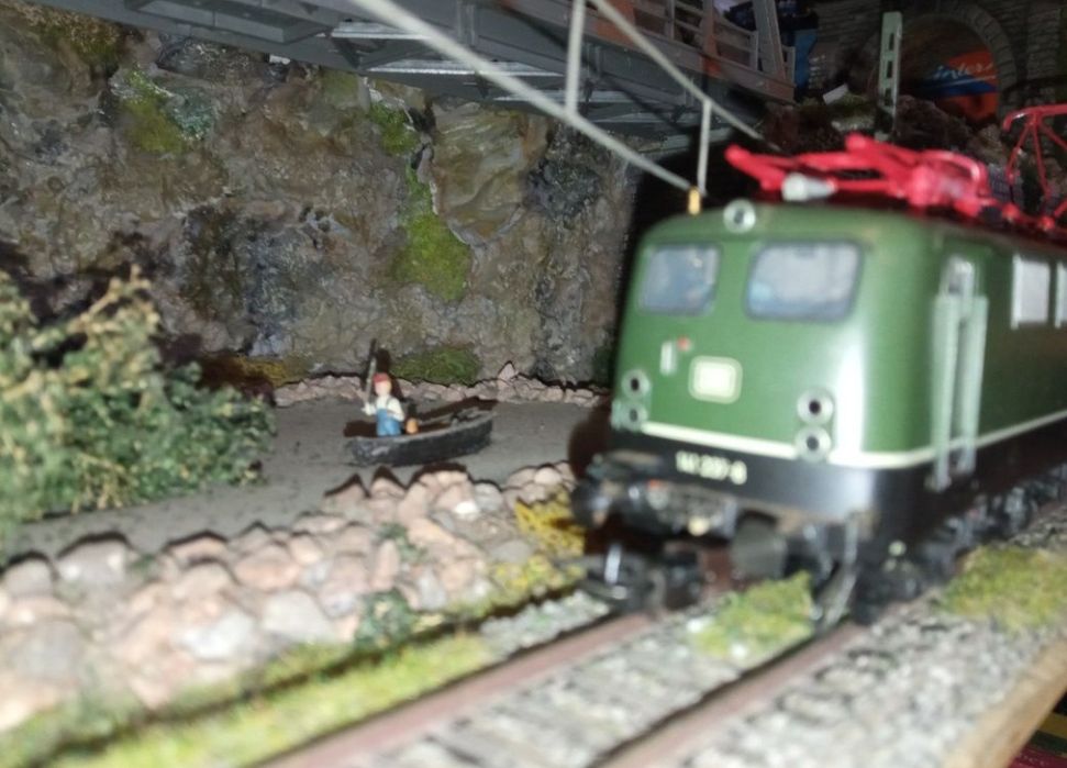 Locomotiva fleischmann BR141 scara H0, 1:87

Tracțiune integrală pe do