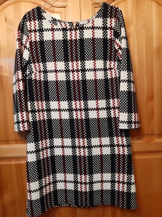 Красива Рокля в Стилно Каре и Кокетна ! НОВА! р-р L !