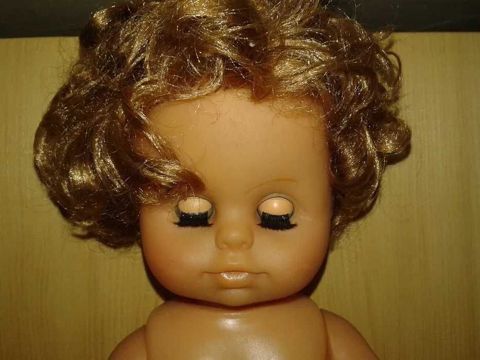 Papusa de colectie cu numar de serie