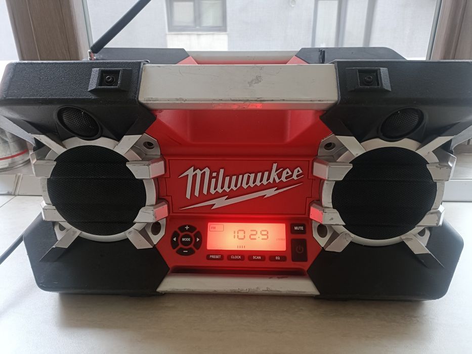 Milwaukee C12 28 DCR radio FM, auxiliar, alimentare 220V si acumulator