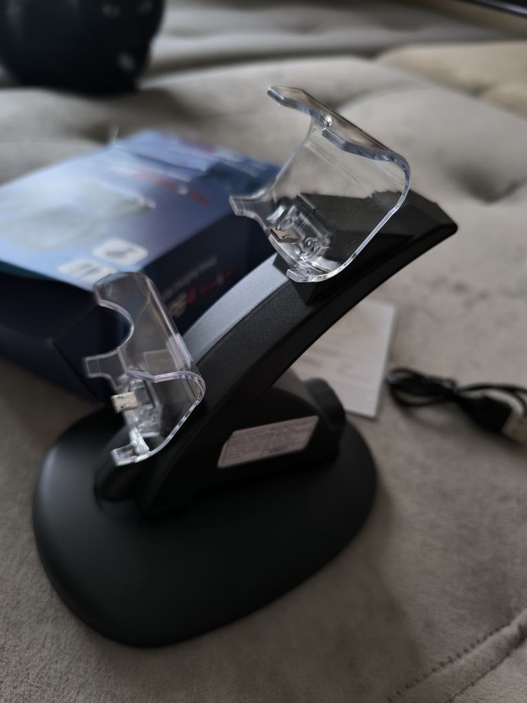 Зарядная док-станция для контроллеров PS4