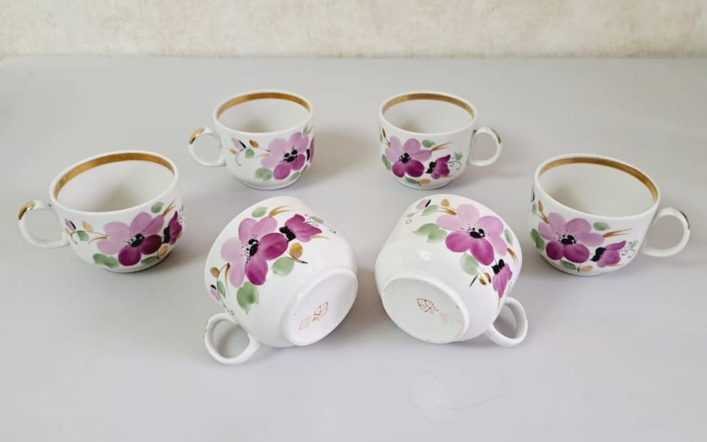 Фарфоровые чашки, кружки