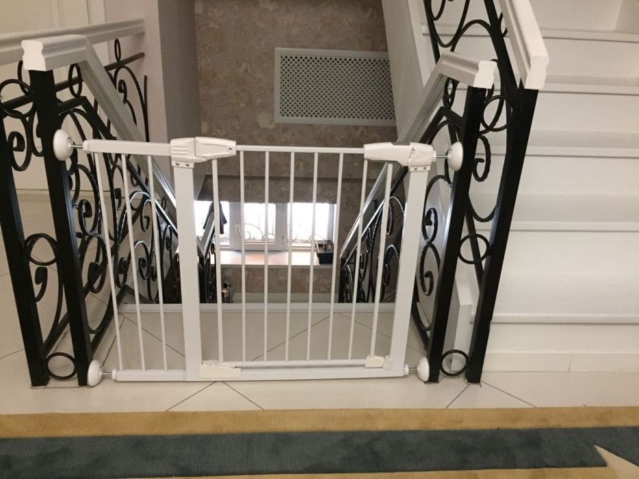 Барьер (ворота безопасности) на лестницу для защиты малыша