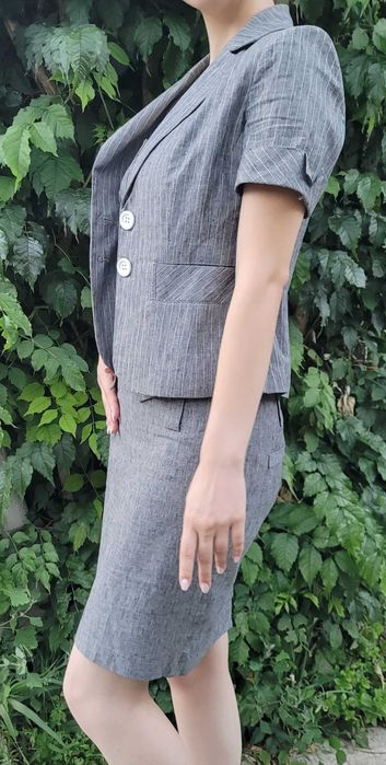 Costum cu fustă și top