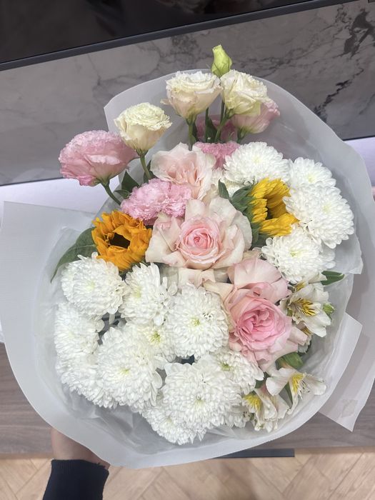 Цветы красивые свежие,только вчера ночью подарили