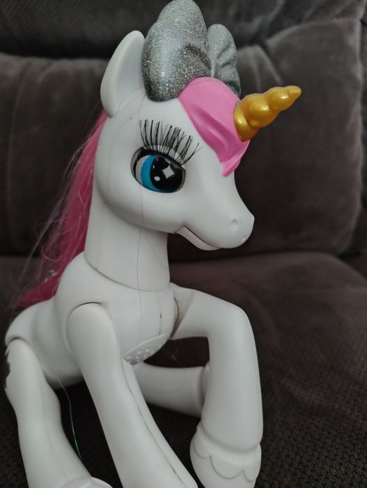 Ponei cu sunete și clipuri din ochi