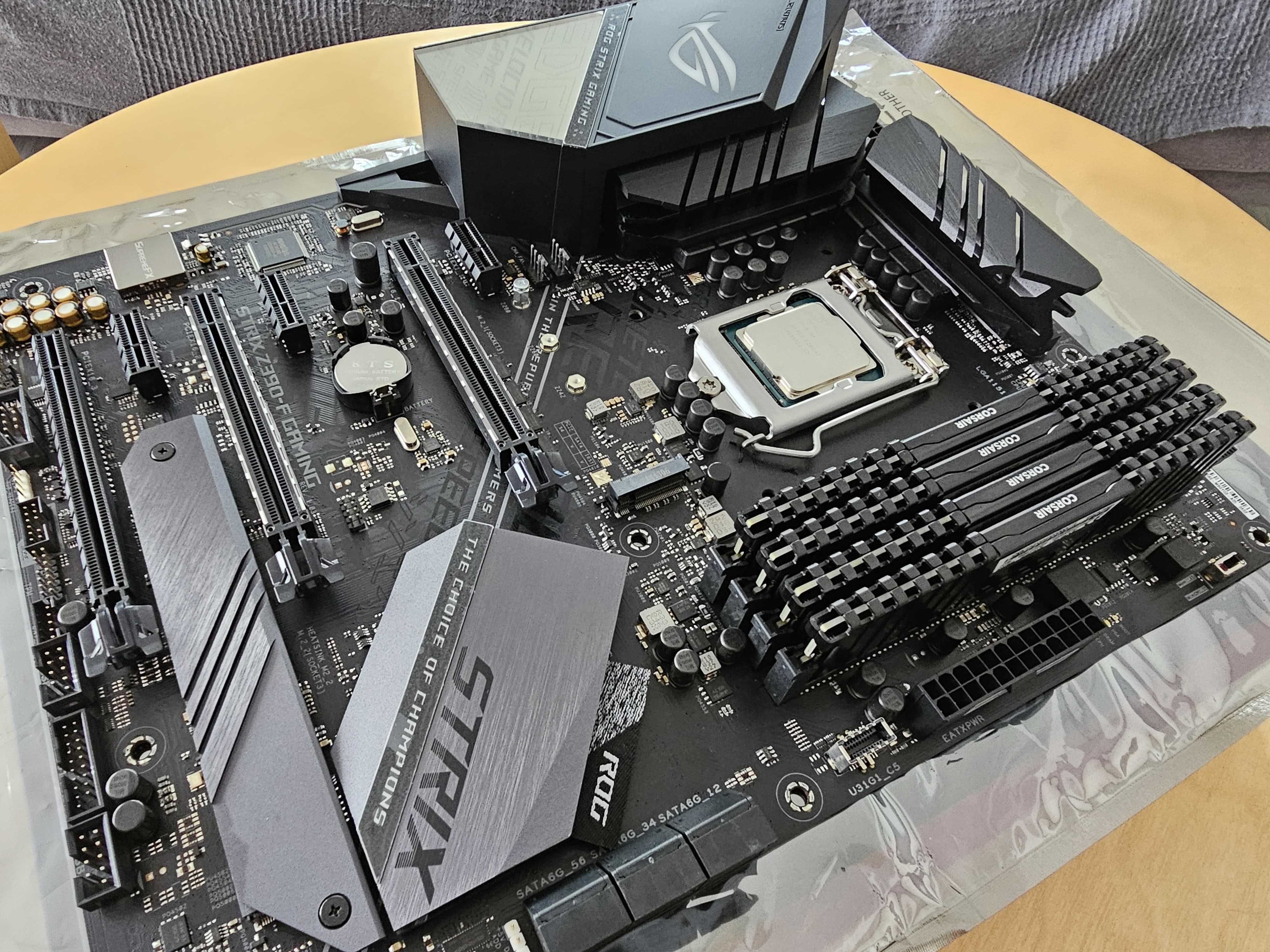 ASUS STRIX Z390-F Gaming + i7-8700 + 32GB DDR4 3000MHz Corsair