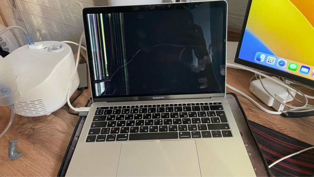Продам macbook pro 13 2017 года бе з/у. Все характеристики на фото