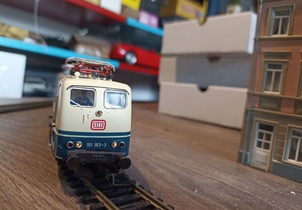 Locomotiva digitala Roco br151
Tracțiune integrală pe toate axele 
D