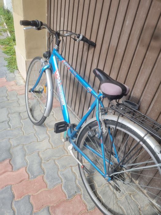Vand bicicleta cu roti pe 28