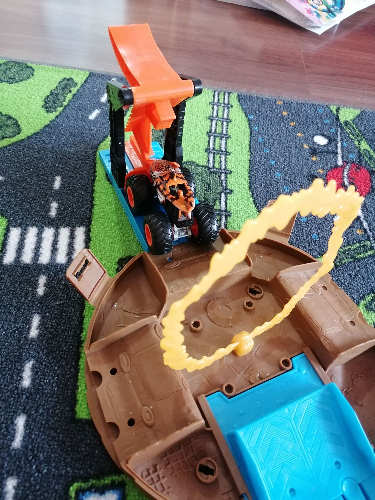 Hot wheels писта за каскади