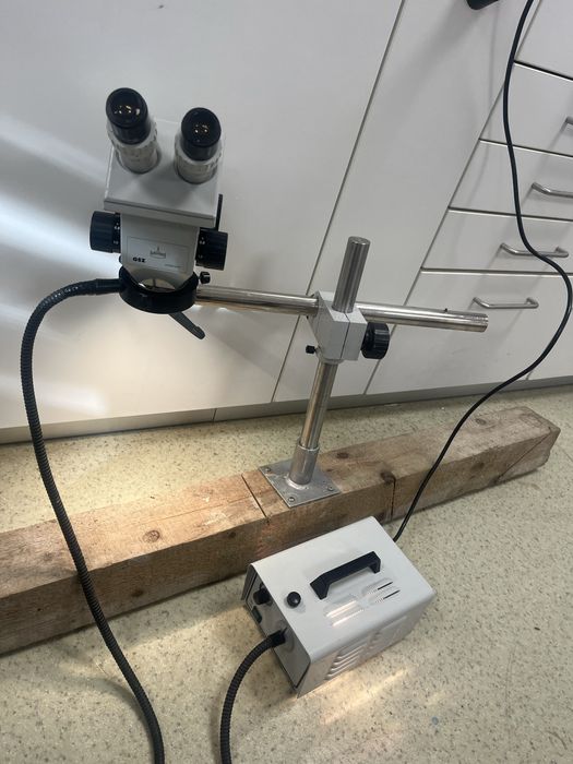 Microscop cu brat si lumina