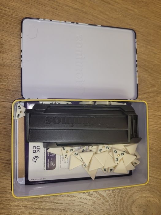 Игра Triominos в метална кутия