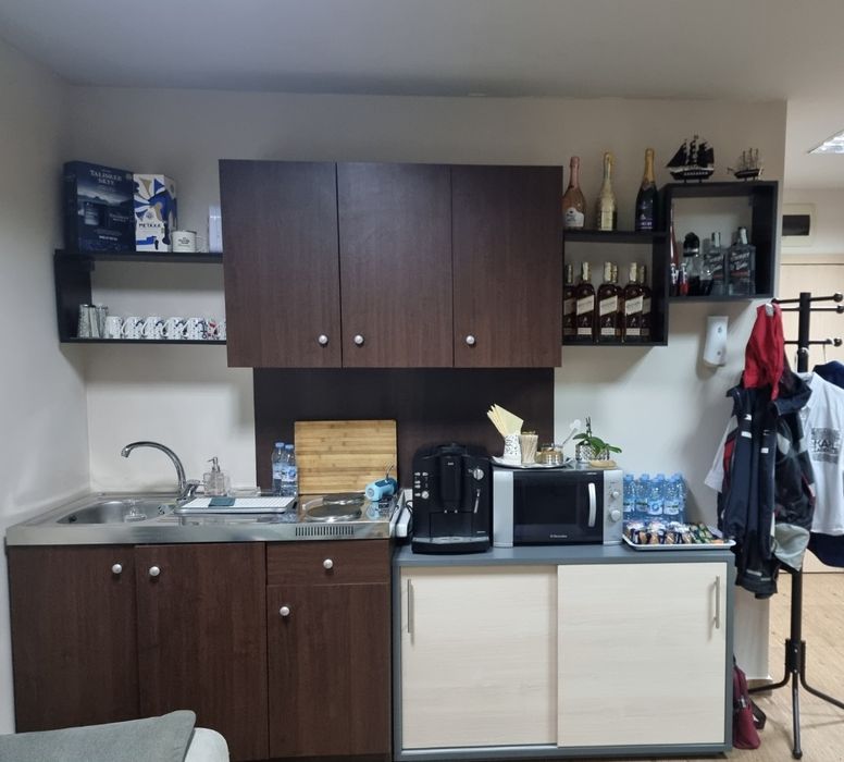 Кухненски бокс с котлони, Мивка и допълнителни надстройки