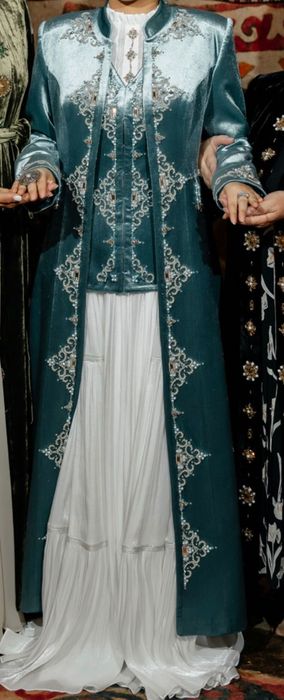 Продается бешпент от ayanur_atelier.Идеальное состояние.Цена договорна