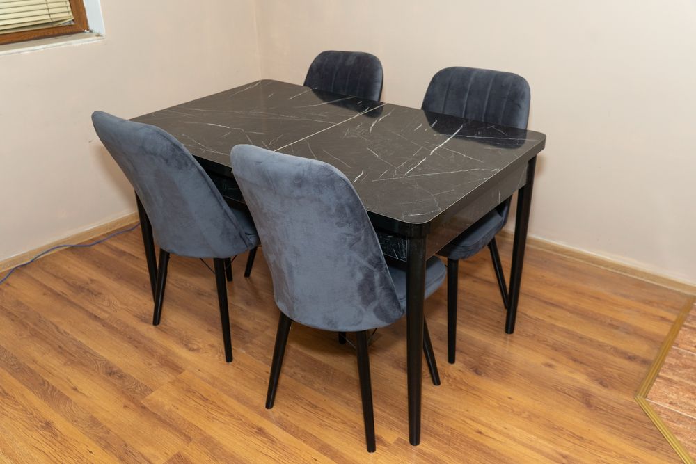 Комплект маса с 4 стола / Отлично състояние