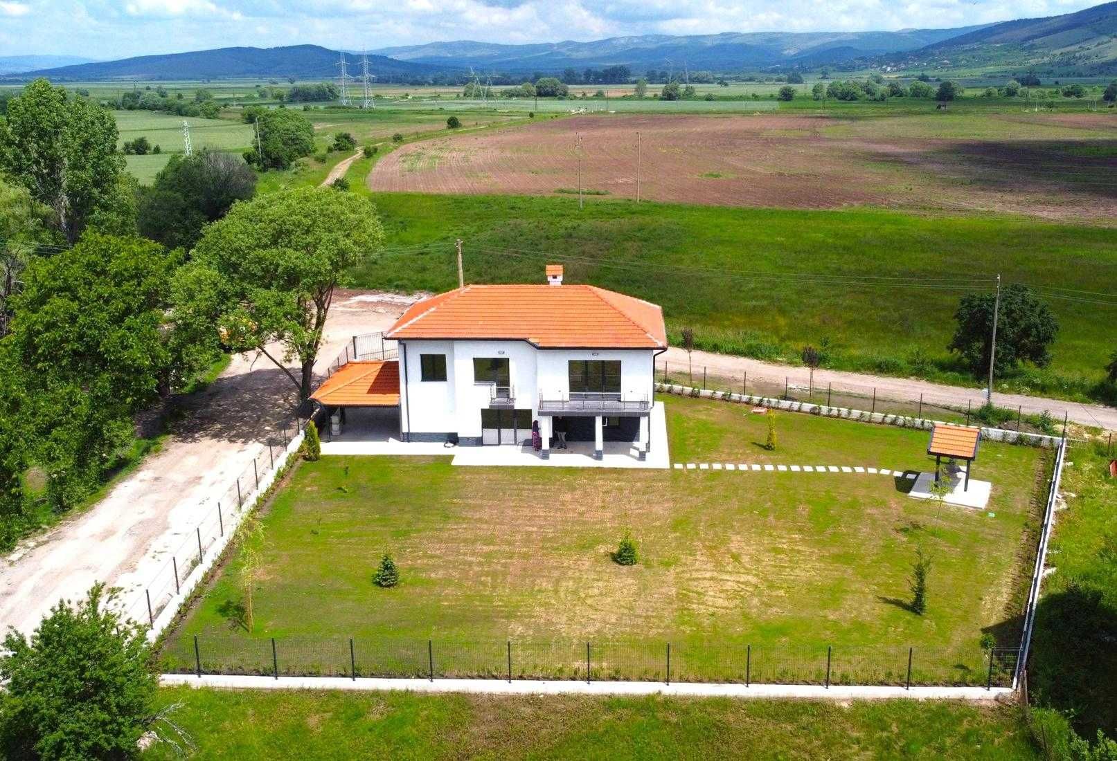 Нова, луксозна двуетажна къща с гараж в село Гълъбник, Област Перник