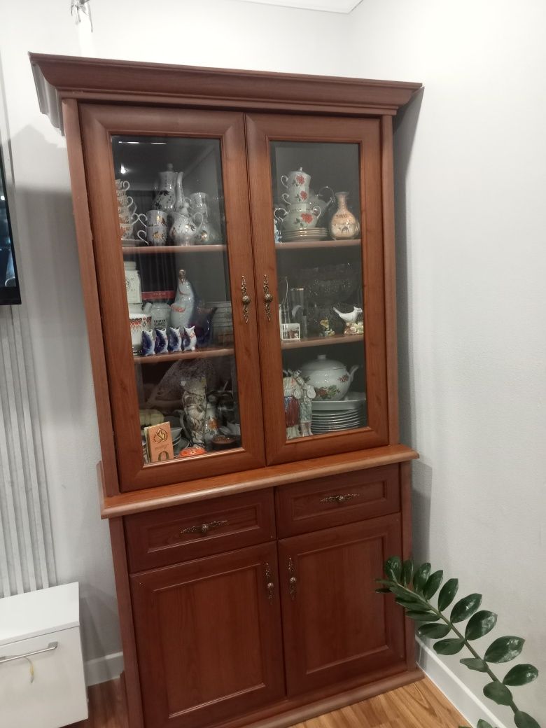 Продам сервант под посуду.