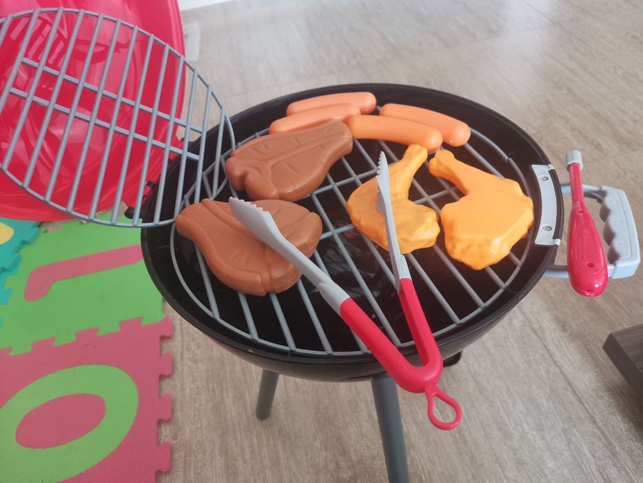 Щанд магазин с везна и барбекю