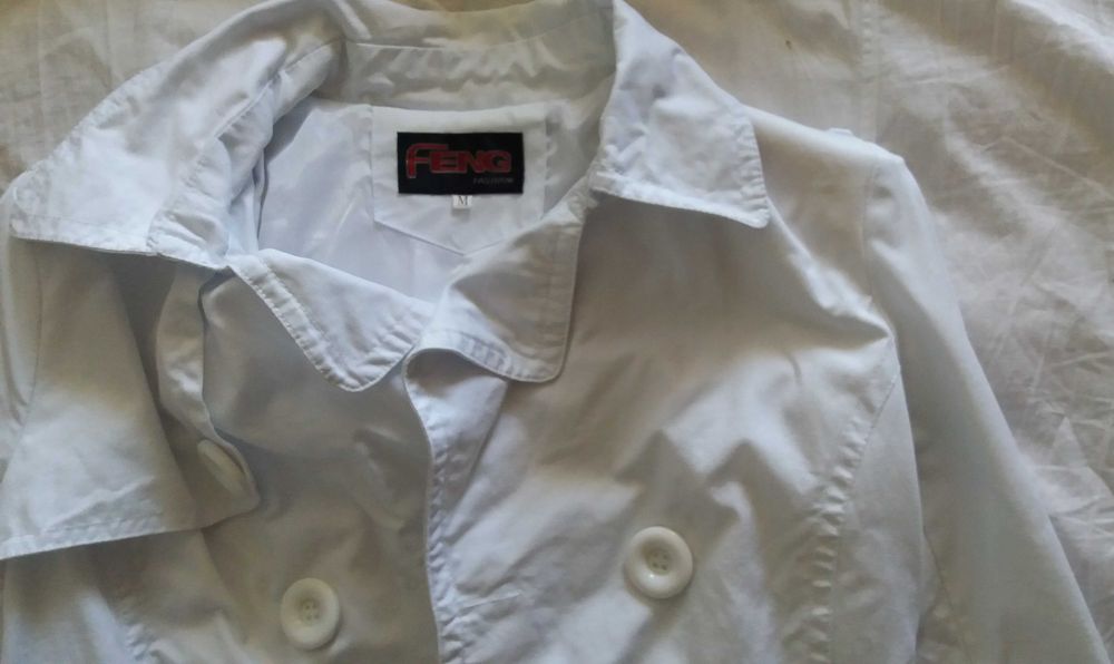 Сиво плътно есенно сако и бяло лятно - пролетно яке