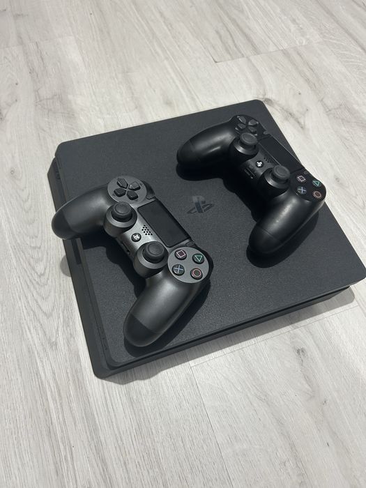 Playstation 4 slim с два джойстика в перфектно състояние!