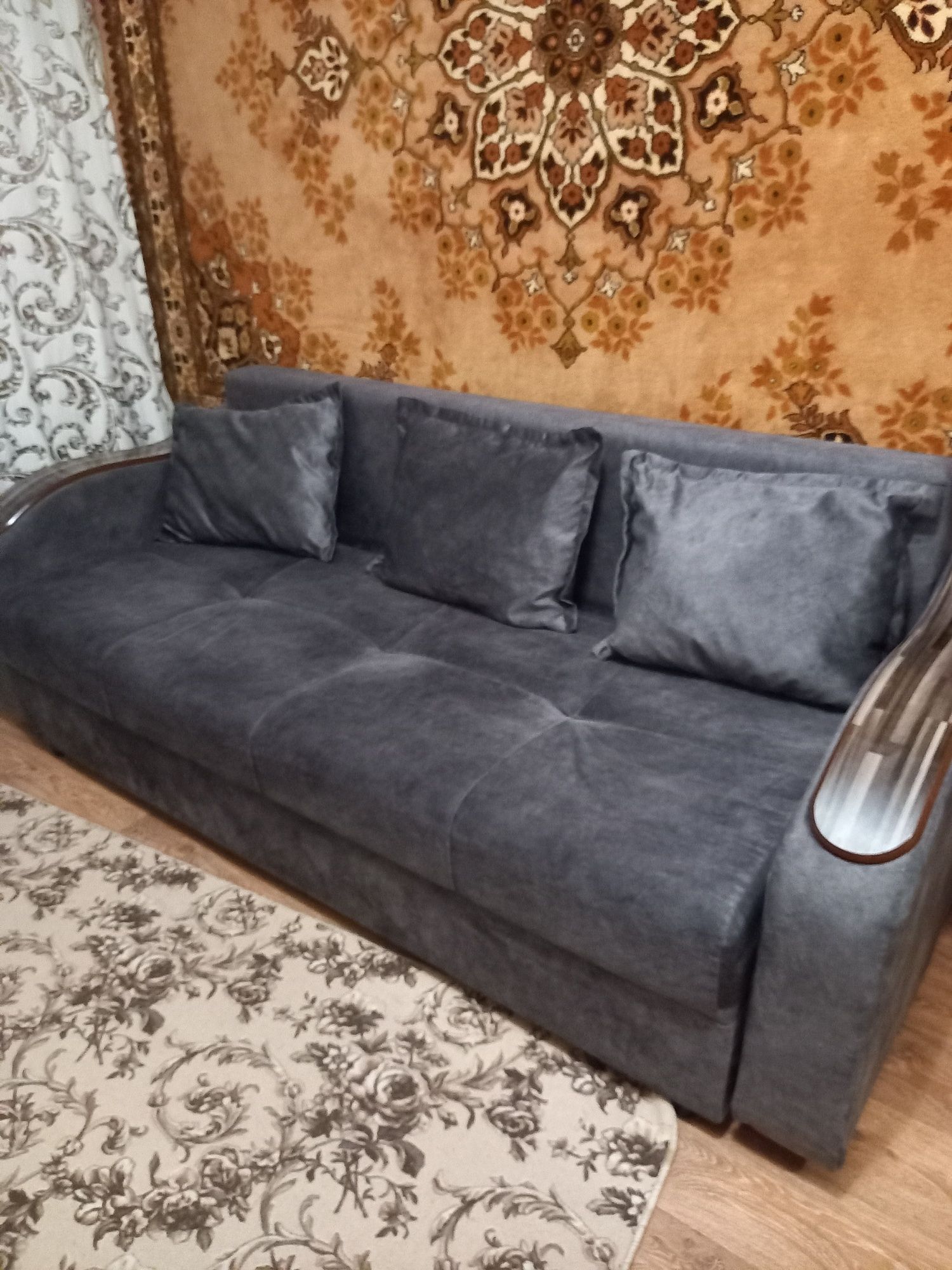 Продам диван. В хорошем состоянии.
