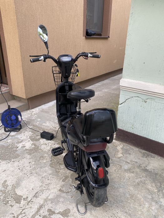 Scuter electroc negru fără permis
