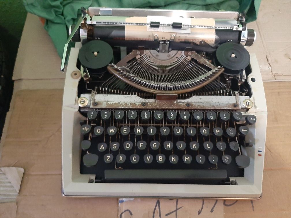 Пишеща машина Английски работеща