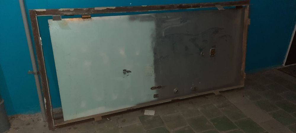 Продам дверь металлическую. 10000т.