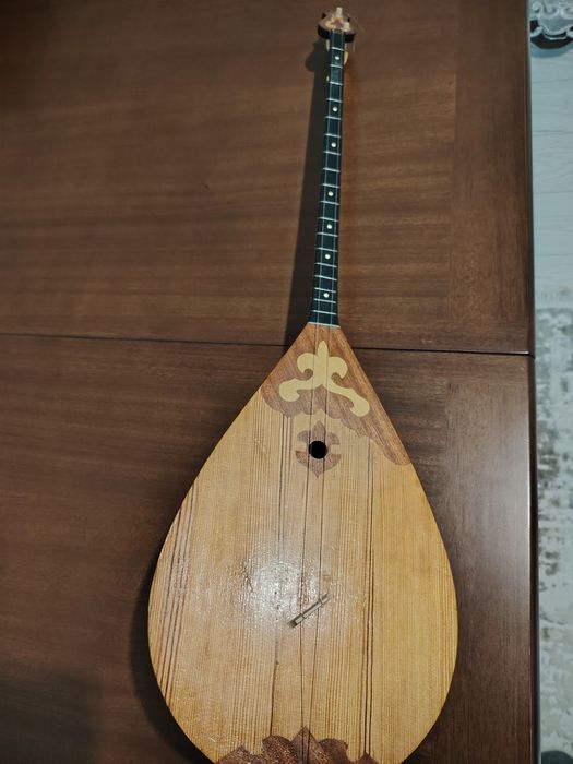 Продам музыкальный инстумент- домбру детскую