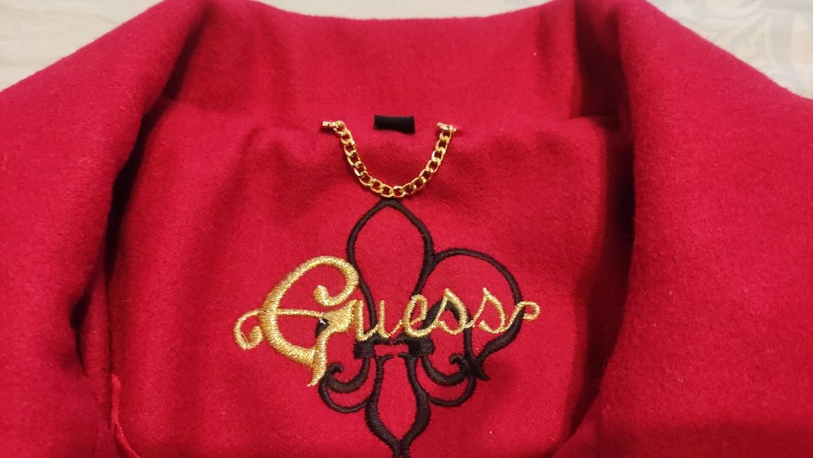 Продавам червено палто Guess