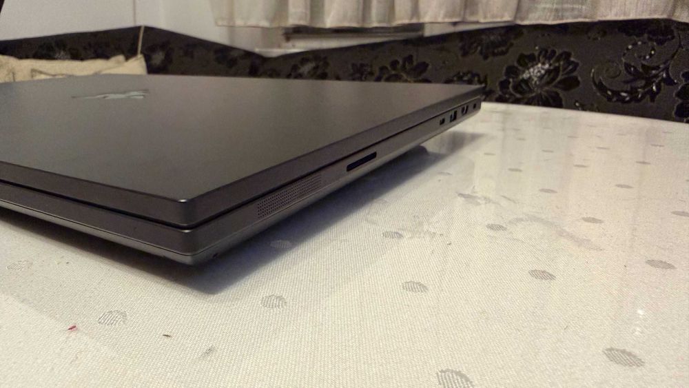 RAZER BLADE 18 2025 + Razer Basilisk V3 Pro 35K + Razer Gigantus V2