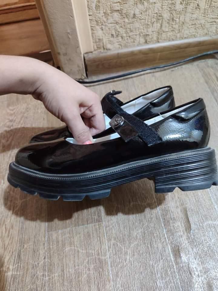 Продам школьную обувь