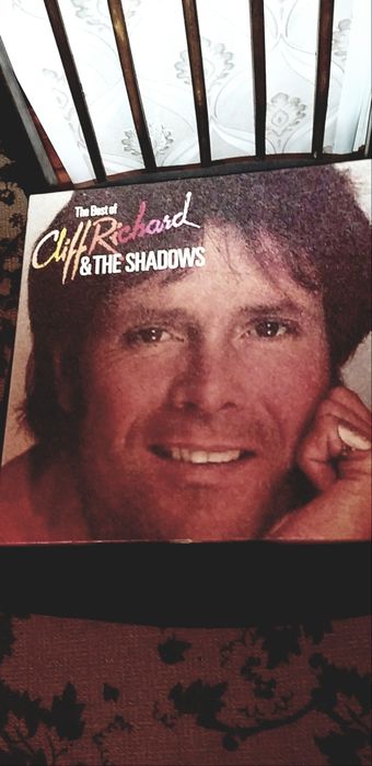 продам виниловые пластинки:1.Cliff Richard-Box 8LP.2.David Bowie-5LP..