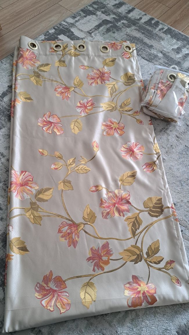 Draperii cu inele 140x280cm material satinat cu flori