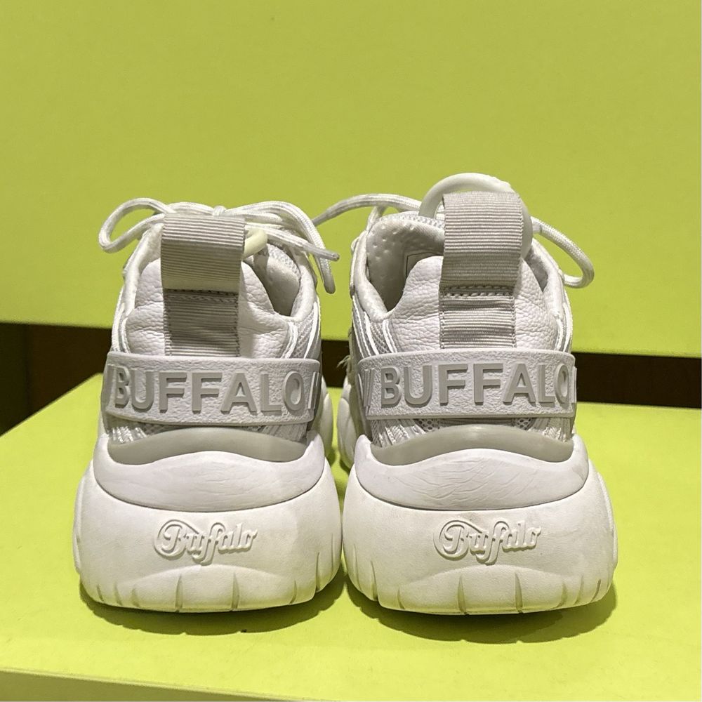 Бели маратонки Buffalo